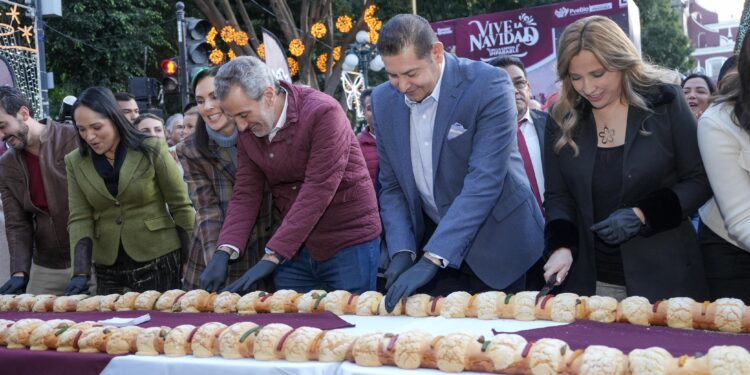 Alejandro Armenta y Pepe Chedraui partieron rosca monumental en el zócalo de Puebla