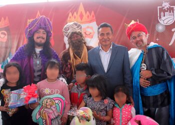 Celebró Armando Aguirre y Los Reyes Magos a las niñas y niños de Coronango