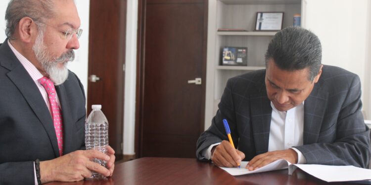 Firma alcalde de Coronango convenio con la Universidad Tec de Oriente
