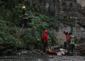 Hallan mujer sin vida desnuda en río Atoyac