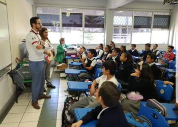Miles de alumnos regresan  a clases tras aumento gradual de temperatura en Puebla