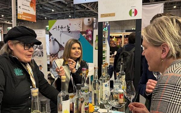 Gobierno estatal impulsa mezcal poblano en “Wine Paris 2025”