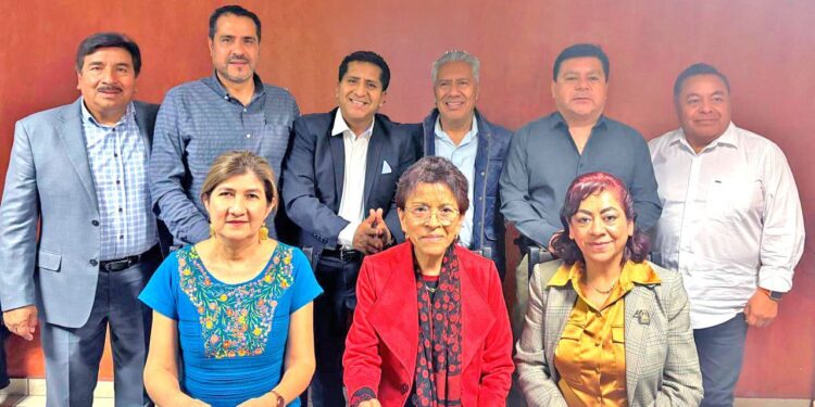 Abrazan sindicatos de educación proyectos de asistencia social que impulsa Ceci Arellano