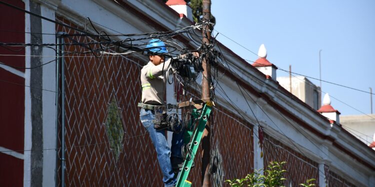 Gobierno de la Ciudad avanza con retiro de cableado en desuso para una Puebla más ordenada