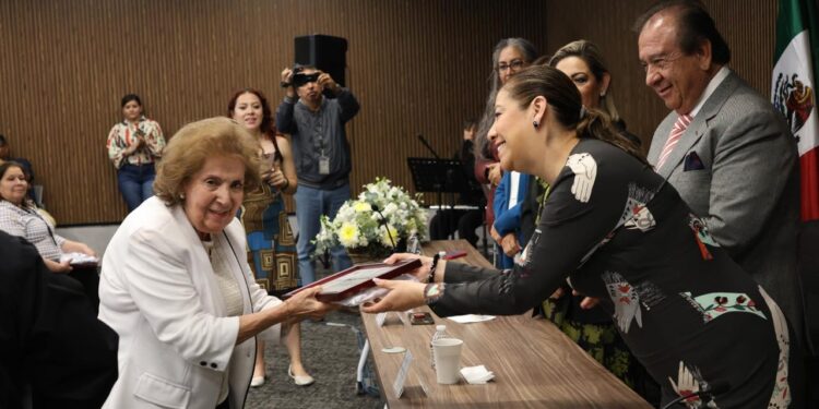 Reconoce Congreso del Estado a personal con más de 20, 30 y 40 años de servicio 
