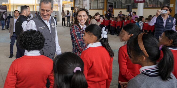 Entrega Pepe Chedraui techado escolar en la Primaria No. 16 Julián Hinojosa