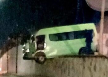 Combi casi cae al vacío en el Bulevar Vicente Suárez