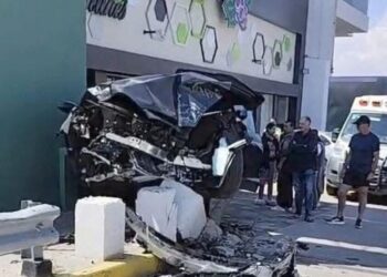 Jóvenes chocan Tesla en la Calzada Zavaleta