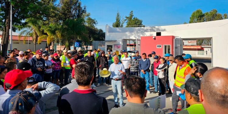Personal de la Secretaría de Educación participa en faena comunitaria