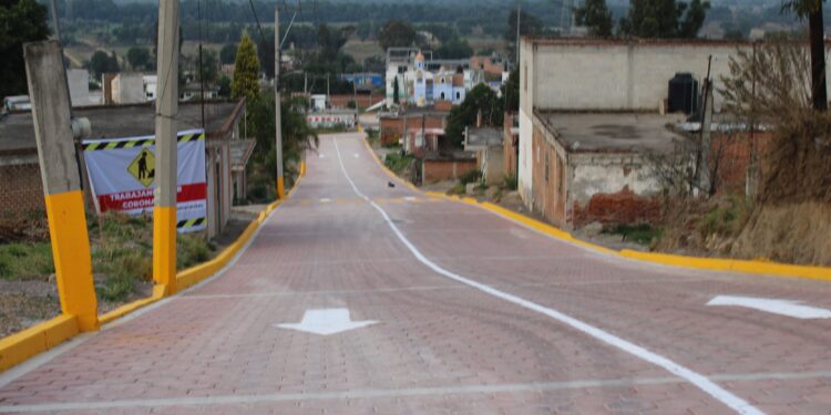 Inaugura Armando Aguirre pavimentación en Ocotlán