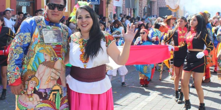 Según los cronistas de Cholula, Tonantzin Fernández es la primera presidenta en la historia del Carnaval que participa y desfila con los batallones
