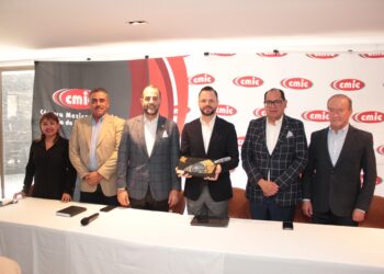 Presenta David Aysa Programa Anual de Obra Pública a integrantes de la CMIC