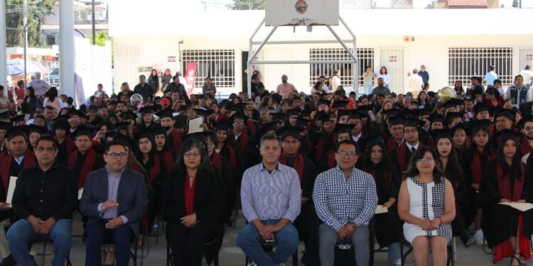 Gradúan a 98 alumnos de preparatoria abierta en centros de desarrollo comunitario de la capital
