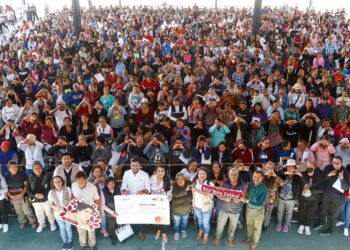 Tonantzin Fernández encabeza la entrega de tarjetas de la Beca Universal Rita Cetina en el CELMA