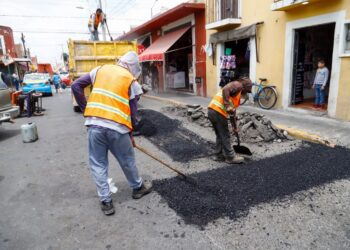 Tonantzin Fernández refuerza acciones de bacheo en la Cabecera Municipal