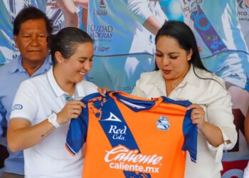 Comprometida con el deporte, Tonantzin Fernández encabeza firma de autógrafos con el Puebla Femenil