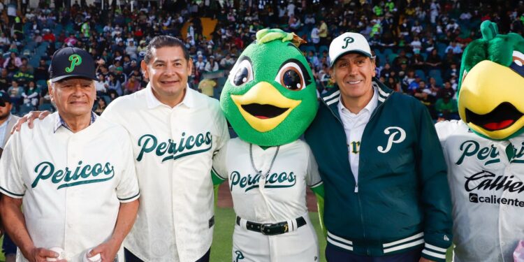 En compañía de su papá, el Gobernador Armenta acudió al inicio de temporada de Pericos