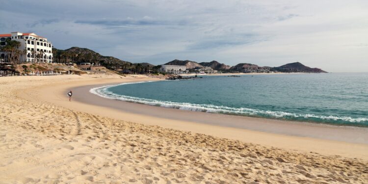 Hallan cuerpo en playa de Los Cabos; presumen que sería de extranjero que cayó de crucero
