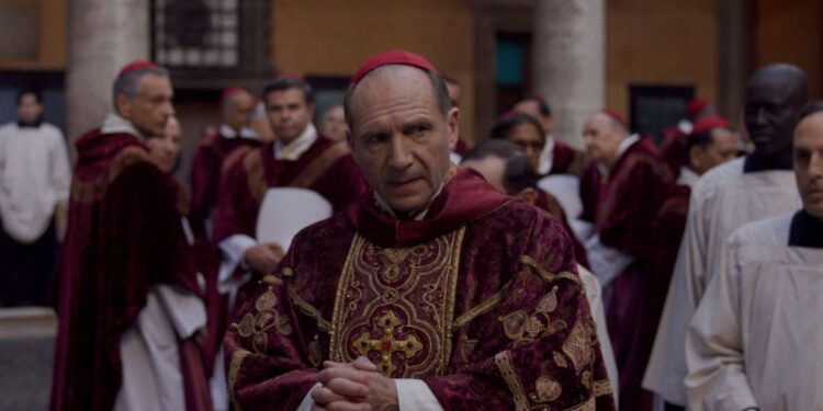 ‘Conclave’ aumenta en 283% sus vistas tras la muerte del papa Francisco, según Variety