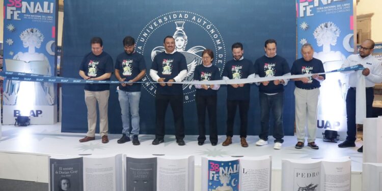 Rectora Lilia Cedillo inaugura la FENALI 2025 en el Edificio Carolino