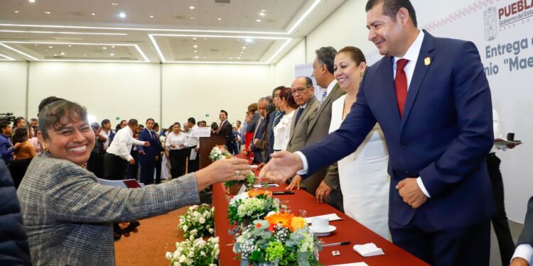 Armenta encabezó la entrega de la Condecoración «Maestro Manuel Altamirano” por 30 años de servicio y el premio «Maestro Rafael Ramírez», por 40 años en la docencia