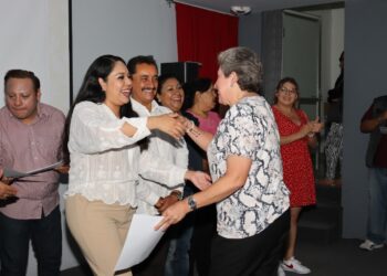 Tonantzin Fernández reconoce la labor docente en espacios comunitarios de San Pedro Cholula