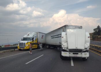 Cierre total en Autopista Puebla-México por falla mecánica de tractocamión