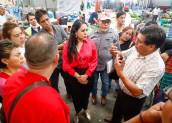 Tonantzin Fernández escucha y dialoga con comerciantes del Tianguis Xixitla