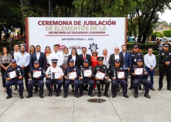 Tonantzin Fernández encabeza histórico reconocimiento a policías jubilados por 30 años de servicio en Cholula