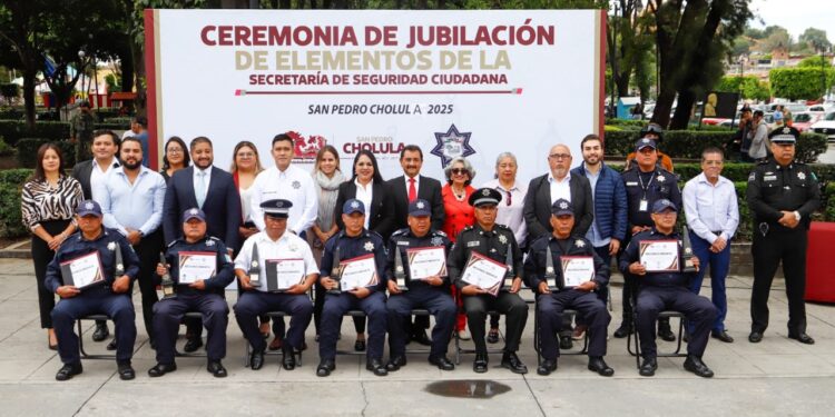 Tonantzin Fernández encabeza histórico reconocimiento a policías jubilados por 30 años de servicio en Cholula