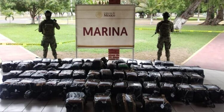 Marina asegura 1.28 toneladas de cocaína frente a costas de Michoacán