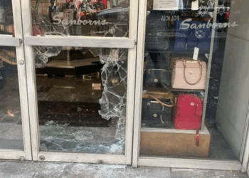 Roban más de 40 perfumes tras cristalazo en tienda Sanborns del Centro Histórico de Puebla