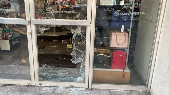 Roban más de 40 perfumes tras cristalazo en tienda Sanborns del Centro Histórico de Puebla