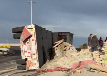 Tráiler vuelca en Periférico Ecológico y provoca caos vial en dirección a Valsequillo