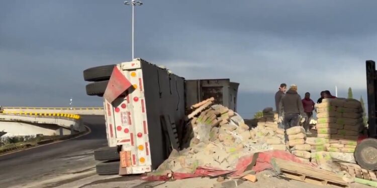 Tráiler vuelca en Periférico Ecológico y provoca caos vial en dirección a Valsequillo