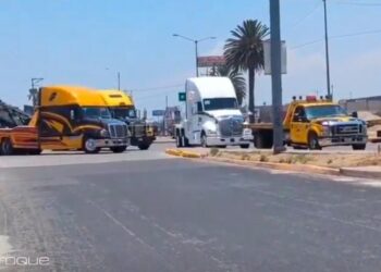 Camión cae de puente en Periférico Ecológico; vecinos saquean abarrotes