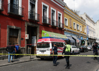 Muere hombre de un infarto en transporte público en el Centro de Puebla