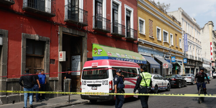Muere hombre de un infarto en transporte público en el Centro de Puebla
