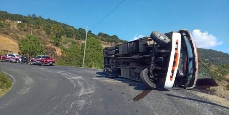 Accidente de autobús de pasajeros en la Coxcatlán-Tlacotepec