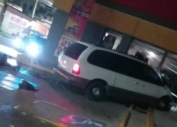 Chofer ebrio destruye tienda y atropella a motociclista en Cuautlancingo