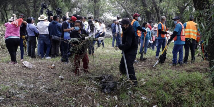 Gobierno de Puebla y federación coordinan faena comunitaria para limpiar el Canal Tlapalac del Río Atoyac
