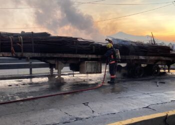 Incendio de tractocamión genera afectaciones viales en la autopista México–Puebla