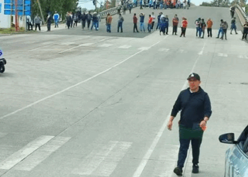 Comerciantes bloquean accesos a San Martín Texmelucan tras operativo «Tianguis Seguro»