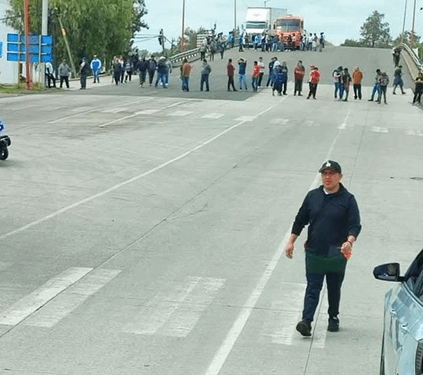 Comerciantes bloquean accesos a San Martín Texmelucan tras operativo «Tianguis Seguro»