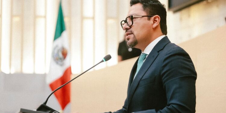 Andrés Villegas lidera histórica reforma en Puebla para regular cirugías estéticas