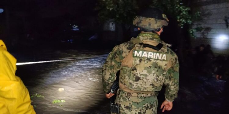 Gobierno estatal se coordina con fuerzas de seguridad nacional para apoyar a los habitantes de Chignahuapan, Tepeojuma e Izúcar de Matamoros por inundaciones