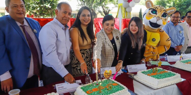 Tonantzin Fernández anuncia pavimentación de la avenida de acceso al CECyTE de Almoloya