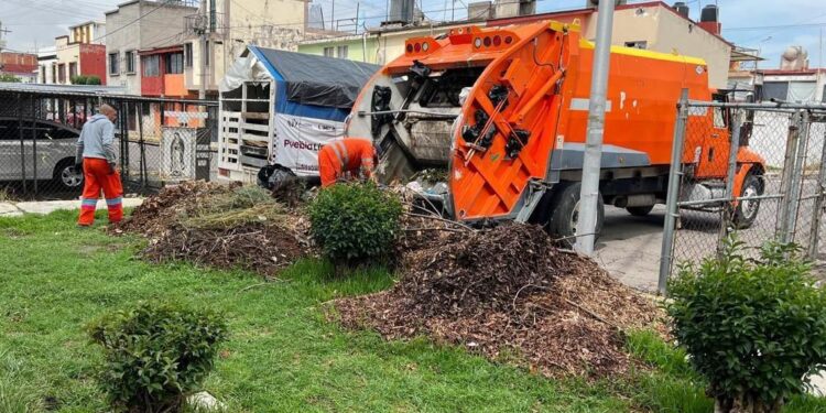 Mantiene Gobierno de la Ciudad trabajos de limpieza urbana en la capital