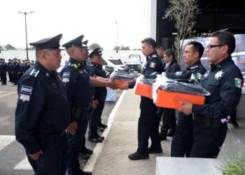 Entrega SSC uniformes a elementos operativos de la Policía de la Ciudad