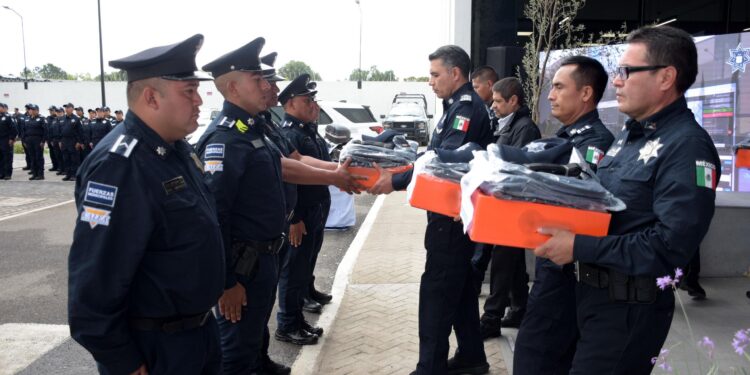 Entrega SSC uniformes a elementos operativos de la Policía de la Ciudad